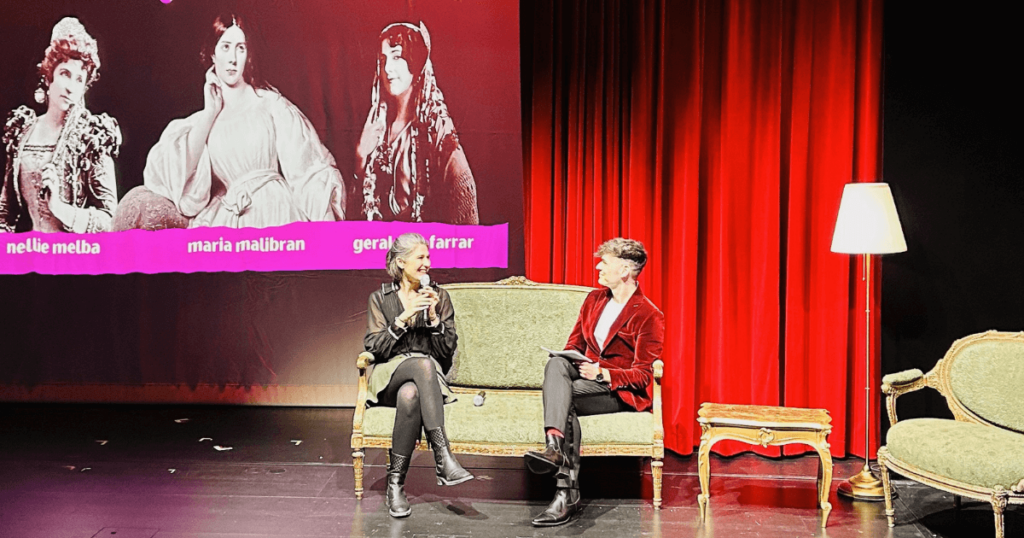 Auf der Couch im Oper*etten-Talk: Nicole Car und Nick Martin-Sternitzke