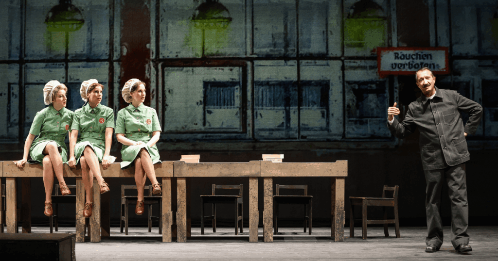 Lass uns die Weltvergessen, Volksoper Wien, Sofia Vinnik (Olga Zelenka - Resi), Julia Koci (Kathy Treumann - Anni), Theresa Dax (Trudl Möllnitz - Franzi), Nicolaus Hagg (Walter Schödel - Werkmeister) (c) Barbara Pálffy