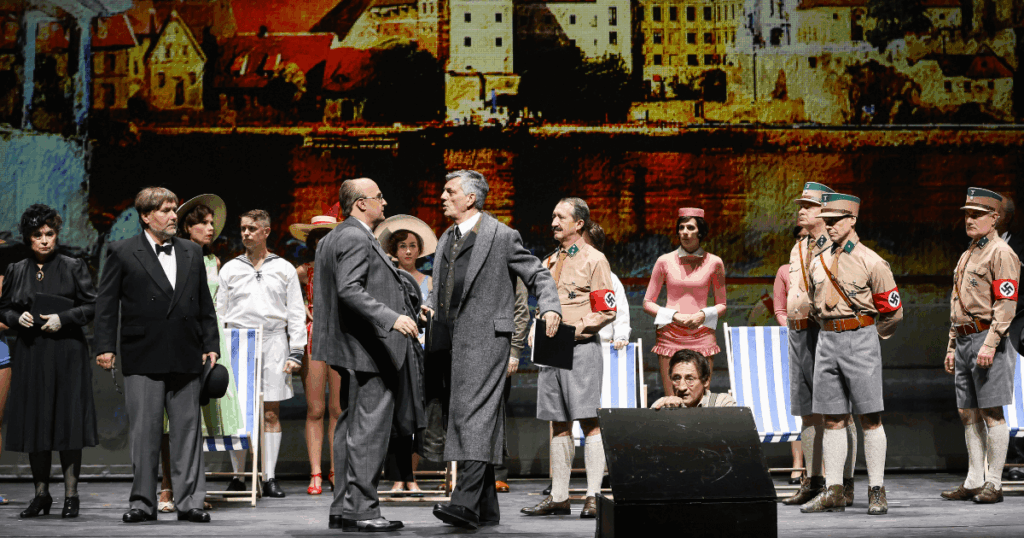 Lass uns die Welt vergessen, Volksoper Wien, Ulrike Steinsky (Frida Hechy), Sebastian Reinthaller (Emil Kraus), Julia Koci (Kathy Treumann), Carsten Süss (Fritz Löhner-Beda), Axel Herrig (Fritz Köchl), Nicolaus Hagg (Walter Schödel), Andreas Patton (Ossip Rosental), Ensemble (c) Barbara Pálffy