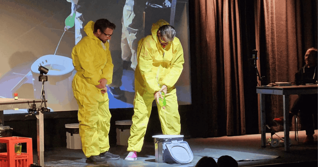Martin Moder und Martin Puntigam gehen für die Wissenschaft aufs Männerklo, Florian Freistetter backt derweil Bananenbrot.