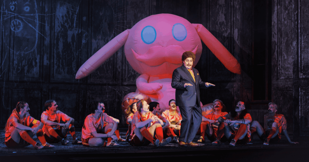 Der FC Wien in Punschkrapferl-Pinken Fußballtrikots - und natürlich ein Hase mit Strauss-Schnauzer als Maskottchen. (c) Marco Sommer